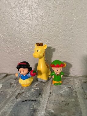 3 random little people giraffe, elf and snow white Disney princess 2013, 2016